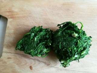 2、荠菜元宝水饺,捞出后攥去多余的水分。