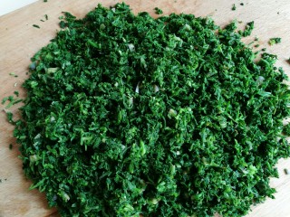 3、荠菜元宝水饺,切碎。