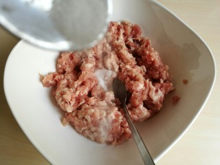 4、荠菜元宝水饺,五花肉馅中加入盐。