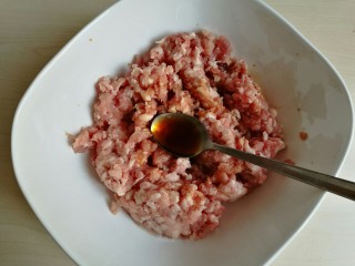 5、荠菜元宝水饺,加入生抽和料酒。