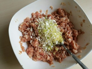 8、荠菜元宝水饺,然后加入葱姜末拌匀。