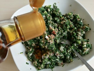 11、荠菜元宝水饺,最后再加一些香油拌匀。