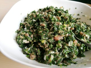 12、荠菜元宝水饺,拌好的荠菜馅。