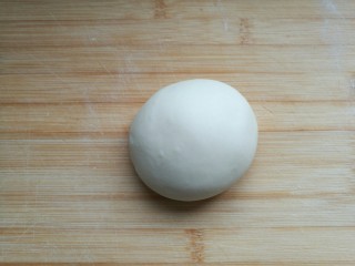 13、荠菜元宝水饺,面粉加入水和成面团，盖保鲜膜放置醒面20分钟后揉光滑。