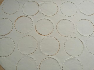 15、荠菜元宝水饺,用圆形模具压出面片。