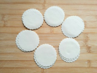 16、荠菜元宝水饺,去掉边角多余的面皮。