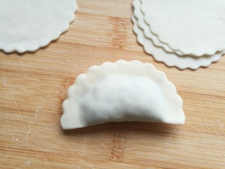 18、荠菜元宝水饺,对折成半圆后把边捏紧。