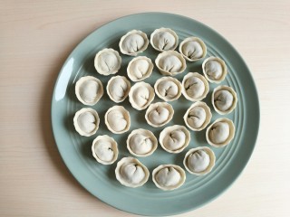 20、荠菜元宝水饺,元宝形的荠菜水饺包好了，准备煮饺子吧！