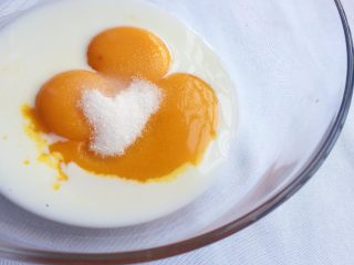 1、红糖红枣戚风蛋糕,蛋黄里加入牛奶和少量白糖，搅打均匀；