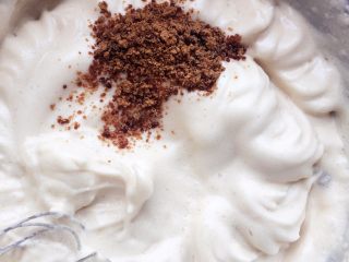 8、红糖红枣戚风蛋糕,提起打蛋器有弯钩状时加入剩下的白糖红糖继续打；