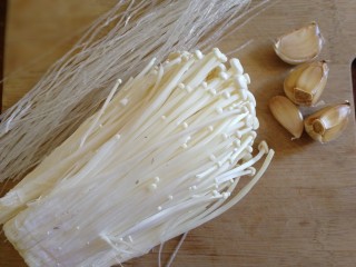1、蒜蓉粉丝蒸金针菇,主料，粉丝，金针菇，蒜瓣。