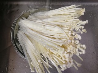 3、蒜蓉粉丝蒸金针菇,撕开一束一束，清水洗净。