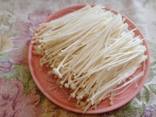 6、蒜蓉粉丝蒸金针菇,金针菇撕开放在粉丝上。