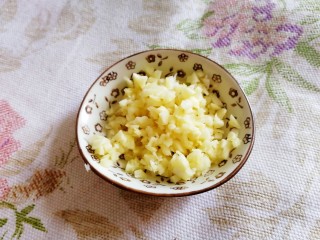 7、蒜蓉粉丝蒸金针菇,蒜切碎。
