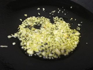 8、蒜蓉粉丝蒸金针菇,热锅倒入适量油，凉油放入蒜末，最小火炒出蒜香，关火。