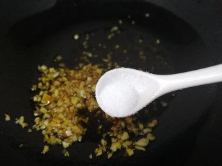 11、蒜蓉粉丝蒸金针菇,半小勺盐。