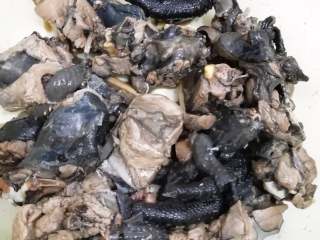 1、家常炖鸡汤,洗净后的鸡肉用生姜、盐、味精、料酒、生抽、酱油揉均匀腌半小时以上，让鸡肉更入味。