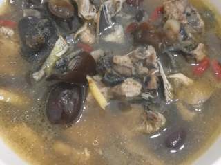 4、家常炖鸡汤,出锅前用盐和味精调味，再放一小把枸杞。