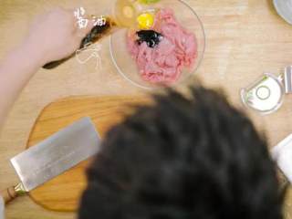 3、川式水煮牛肉,放少许盐、小苏打，加入鸡蛋，放酱油和淀粉