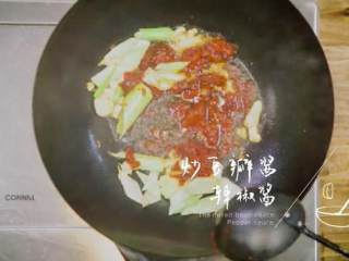 9、川式水煮牛肉,炒豆瓣酱和辣椒酱