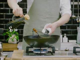 11、川式水煮牛肉,倒入酱油和适量水