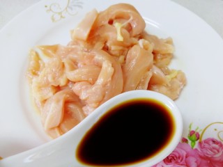8、孜然鸡胸肉,一汤匙生抽。