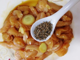 11、孜然鸡胸肉,洒一小勺孜然粒。