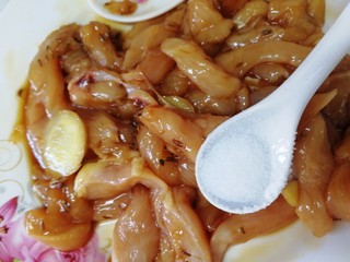 12、孜然鸡胸肉,半小勺盐，抓匀腌制15分钟入味。