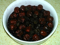 3、黑米枣糕,放入洗净的红枣和圆肉