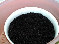 6、黑米枣糕,将黑米放回锅中继续蒸至软烂，晾凉