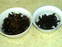 7、黑米枣糕,将红枣和圆肉切成碎粒