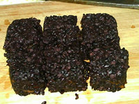 14、黑米枣糕,切成小块