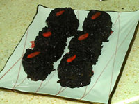 15、黑米枣糕,摆入盘中，在每块枣糕上放一颗枸杞点缀