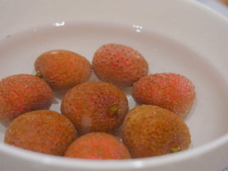 4、荔枝杨梅冷饮????,取7-8个荔枝先泡水15分钟