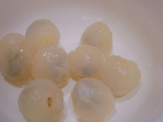 5、荔枝杨梅冷饮????,将荔枝壳剥掉