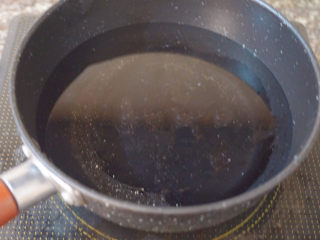 8、荔枝杨梅冷饮????,锅内准备冷水