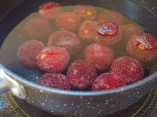 9、荔枝杨梅冷饮????,倒入洗干净的杨梅