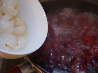 13、荔枝杨梅冷饮????,此时倒入荔枝肉