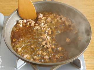 13、肉末蛋羹12m+,放入酱油和热水，炒熟