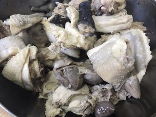 2、#绿色美食#萝卜鸡汤,捞出，温水洗去浮沫。这样再炖出来的汤会很干净。