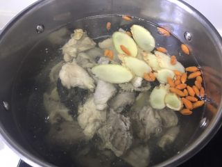 4、#绿色美食#萝卜鸡汤,放入洗干净的鸡块。