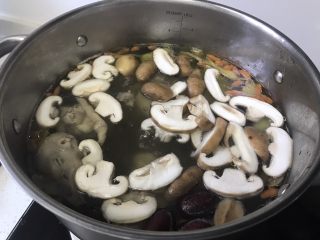 8、#绿色美食#萝卜鸡汤,放入锅中。