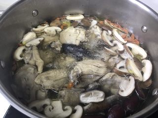 9、#绿色美食#萝卜鸡汤,继续小火慢炖1小时。看鸡的程度，注意炖这个鸡汤一定不要盖盖子，要用小火慢炖，鸡汤才会很清澈。千万不要用大火长时间的煮。