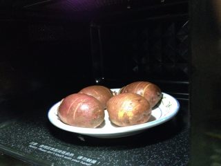 2、培根风琴烤土豆#辣味#,入微波炉高火约5分钟至熟（中途记得翻2次使土豆受热均匀）