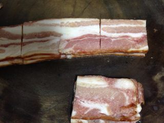 4、培根风琴烤土豆#辣味#,培根切成小段（长度和土豆的宽度一致就行）