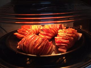 6、培根风琴烤土豆#辣味#,入空气炸锅、180度、6分钟左右