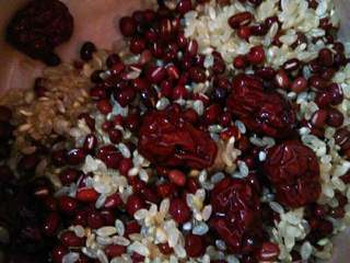 5、糙米红豆粥,还有红枣，所有材料放入炖锅，洗干净，红枣也可以切开