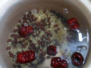 6、糙米红豆粥,一次性加满水，调高火炖2小时后转低火再炖3小时