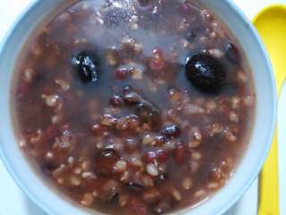 7、糙米红豆粥,出锅前加入白糖搅拌均匀就可以了