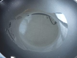 3、香葱干煸虾,热锅，烧热山茶油